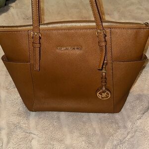 Brown Micheal Kors purse 👜